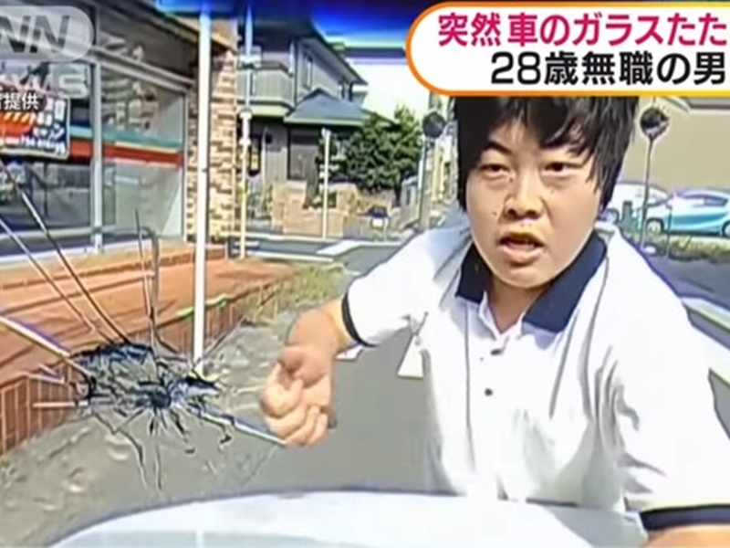 日本一名男子在大馬路上無故暴衝向一架車輛,並將車輛擋風玻璃打碎。 影片截圖