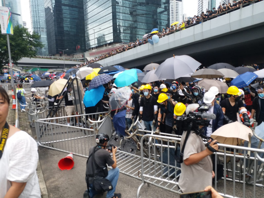 鄰近沙中線地盤有建築工人向示威者提供頭盔。