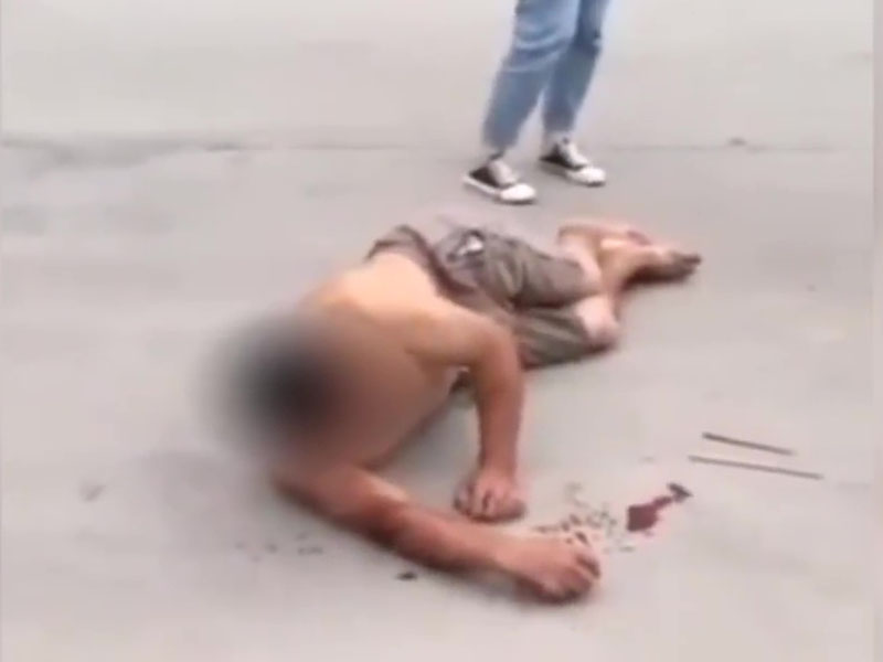 環衞工周某被兩名女子與一同行男子毆打倒地。(網圖)