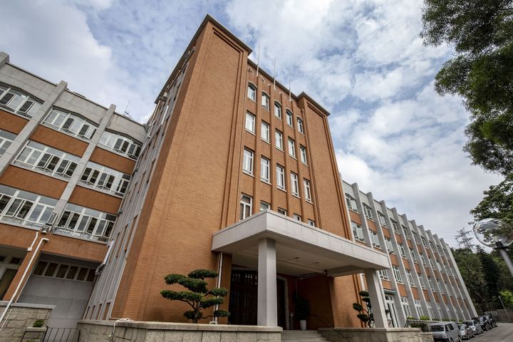 德望幼稚園部、小學部及中學部(圖)都位於九龍扎山道同一校舍。
