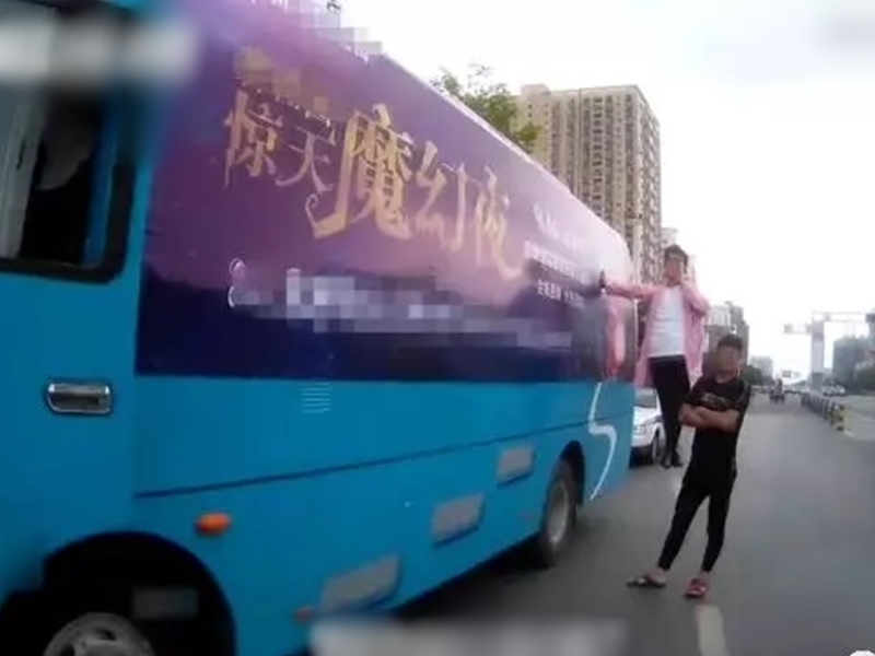 徐州一輛大巴在鬧市區行駛,車外掛著一名男子。網圖