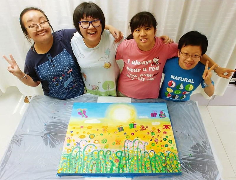 四名智障青年合作完成作品「心」。