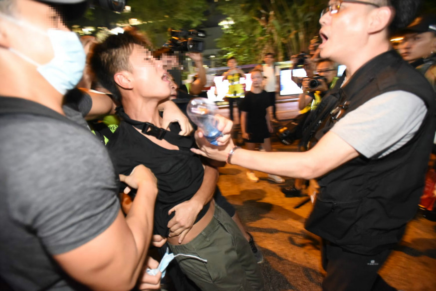警員與被截查男子爆發推撞。