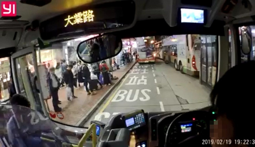 車長提醒大叔截車「唔係敲玻璃」後,雙方引起爭執。影片截圖