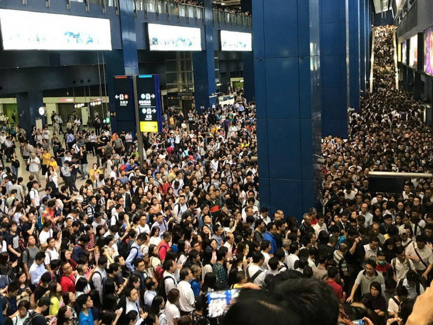 去年山竹襲港,八號風球剛改為三號,就有大批市民趕上班。資料圖片