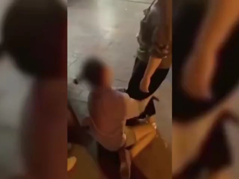 女子街頭下跪哭求欠債人還錢,成網絡熱話。(網圖)