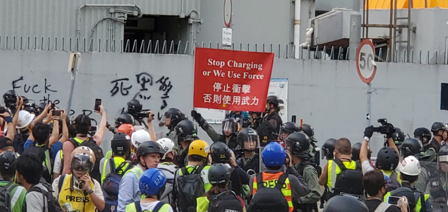 防暴警出紅旗警告