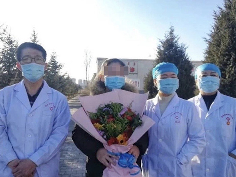 吳穎出院後與一眾醫生合照。網圖