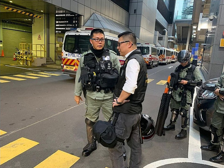 鄧炳強早前被攝得帶隊驅散示威者。網圖