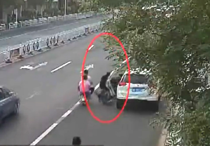 河北違泊私家車女子亂開車門撞死電動車司機。網上圖片