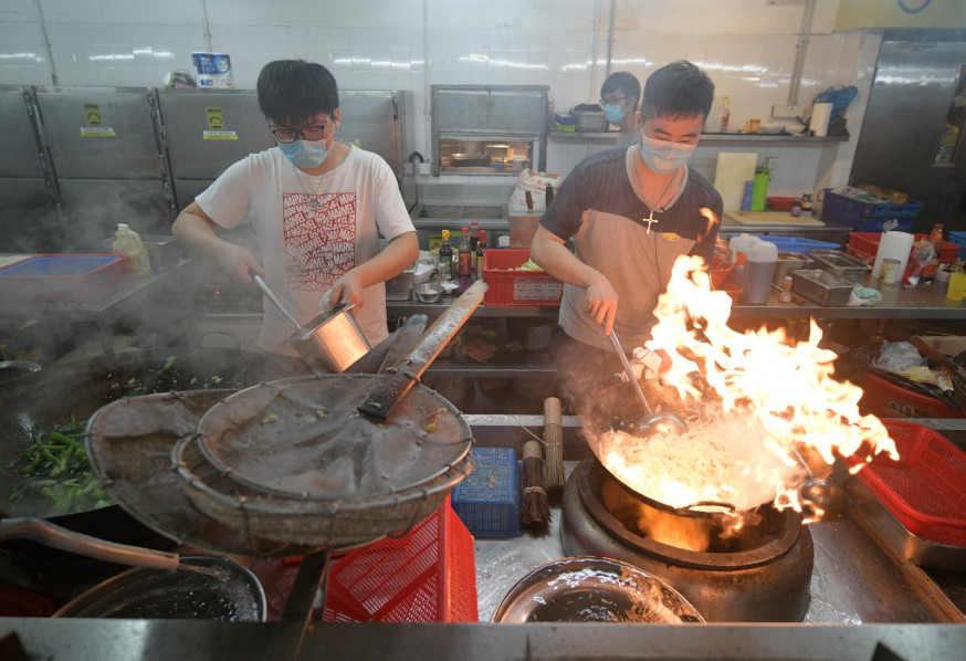 學生及義工在飯堂煮食。
