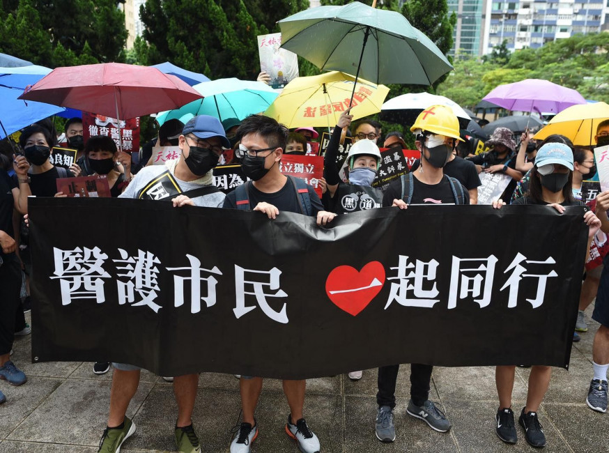 一批醫護人員參與集會