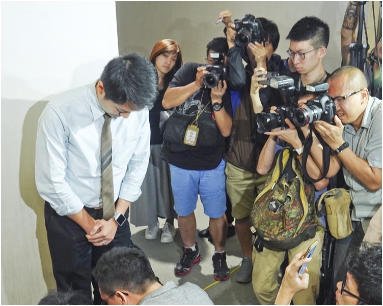 許智峯(左)曾就搶手機行為鞠躬道歉。資料圖片