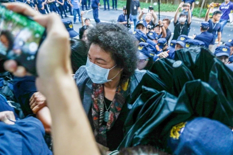 在國民黨杯葛下,陳菊未上台接受質詢,就離開立院。