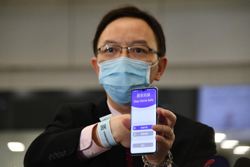 政府資訊科技總監林偉喬展示新式手帶。