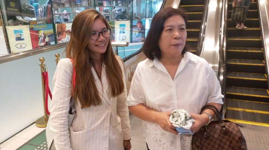 李小姐(圖左)認為樓按新措施有助年輕人置業。