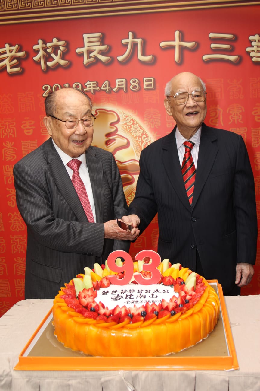雖然吳康民(右)已93歲,但身體依然健康,思路清晰。