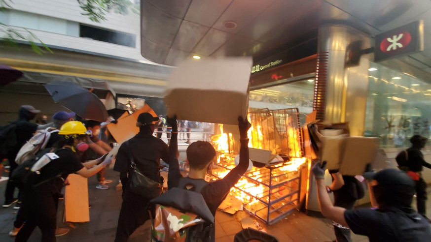 大批示威者連月縱火毀壞港鐵車站。資料圖片