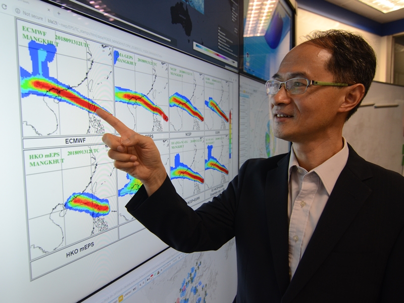 多個預報系統在「山竹」襲港前五日均預測颱風會直撲香港,天文台助理台長鄭楚明形容情況罕見。 郭增龍攝