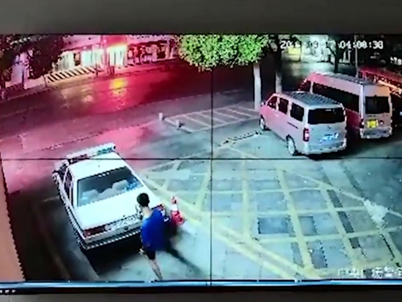 湖北一名19歲男子日前自拍一段用腳踩警車的短片,並將短片上載炫耀。網圖
