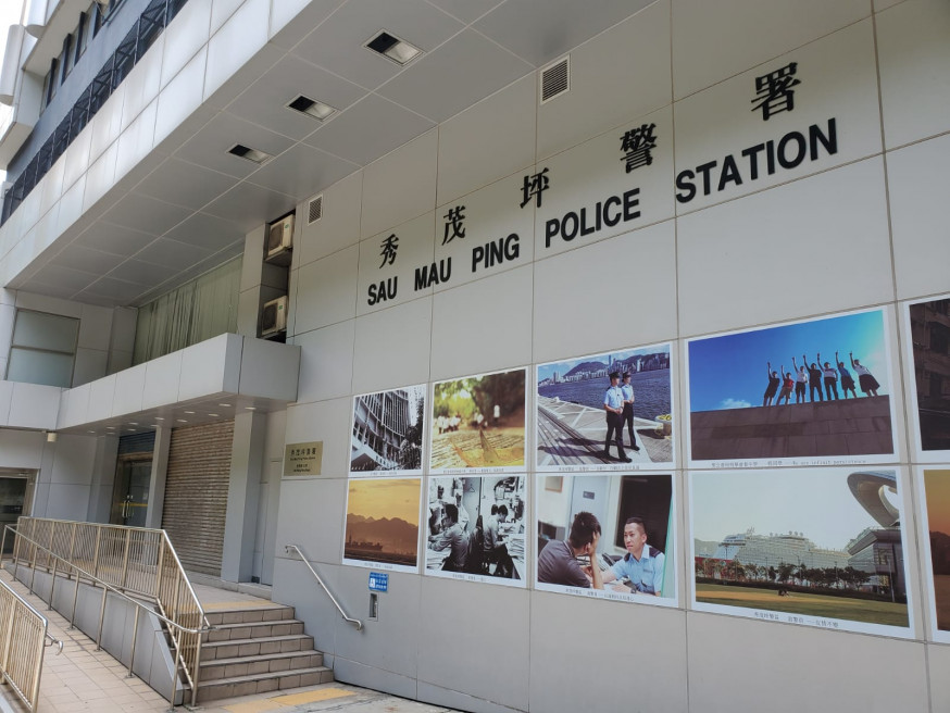 記者拍攝警署外貌。