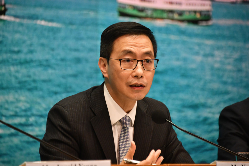 楊潤雄與舉辦非本地課程學校的代表會面時,已詳細解釋學校停課的基本原則。資料圖片
