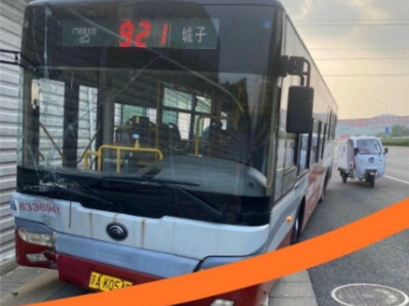 北京一名巴士司機突然撞向燈柱,再下車跳河自盡身亡。