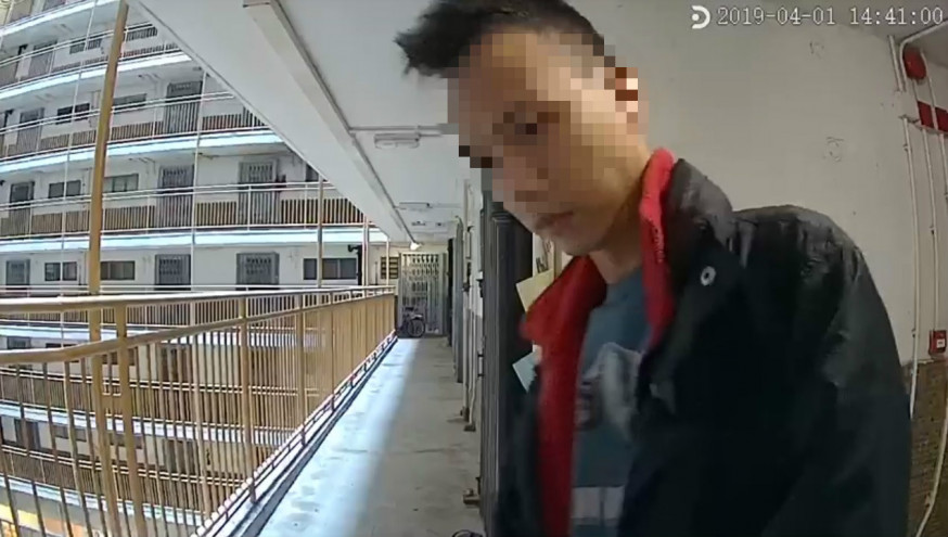可疑男子於湖景邨湖光樓一個單位撬門。網上圖片