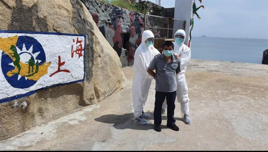 大陸一名男子從廈門游逾7小時到台灣金門大膽島後被捕。 岸巡隊圖片