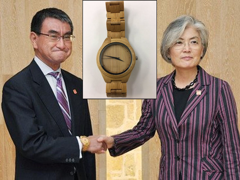 日本外相河野太郎(左)在北京會晤南韓外長康京和(右)時照片,被指配戴金錶,可真相是竹的的手錶。(網圖)