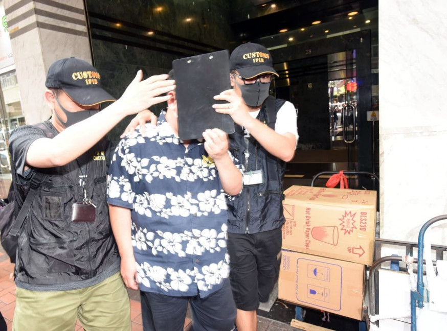 一名私家偵探社的男銷售人員被捕。