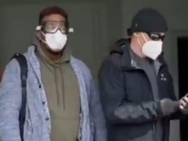 有網民爆料指青島某社區市民排隊作核酸檢測時,出現3名外國人插隊,從而引發衝突。(網圖)