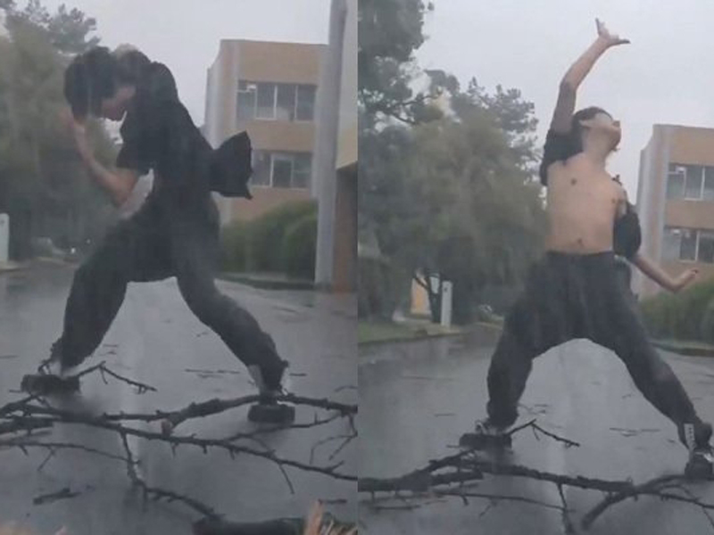 男子不顧颱風海貝思帶來的狂風暴雨,在路上做出幪面超人變身的動作,引來網民熱議。(網圖)