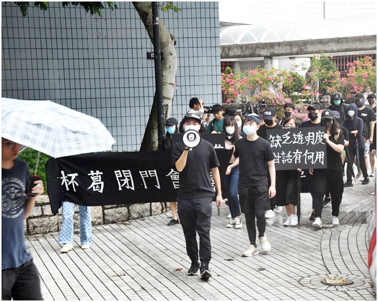學生沿途高呼「還我郭位,公開對話」口號。