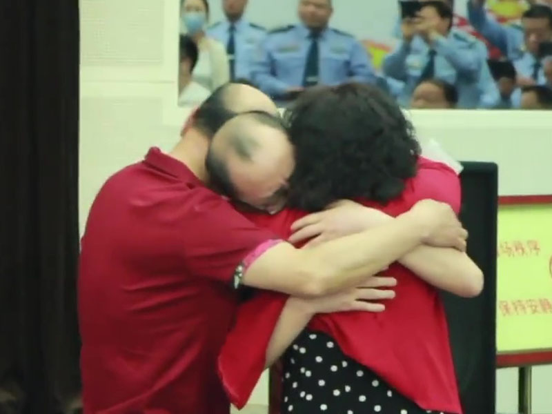 兩歲男童被拐32年後與父母團聚,場面感人。(網圖)