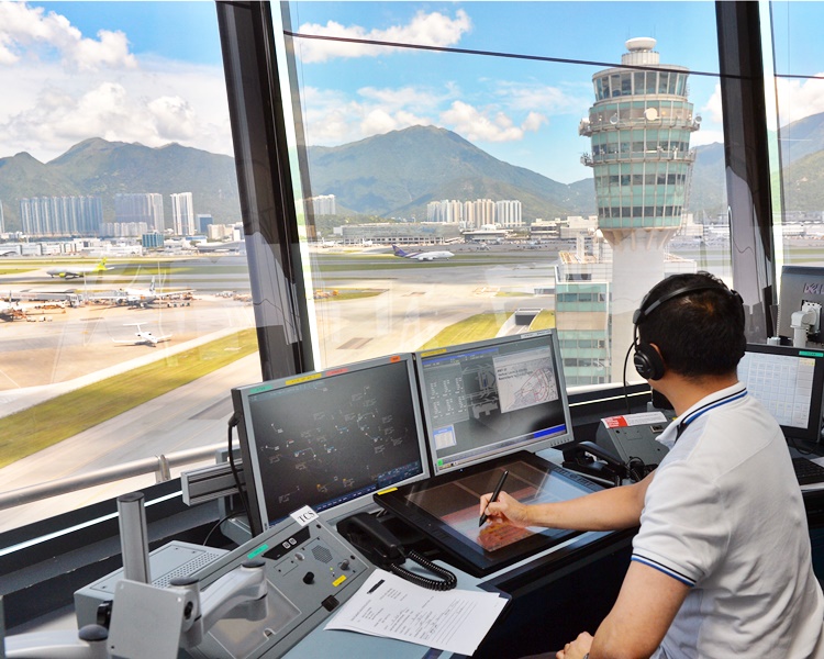 機管局機場運行執行總監吳自淇指於過去數月,機場運作不時面對巨大挑戰。