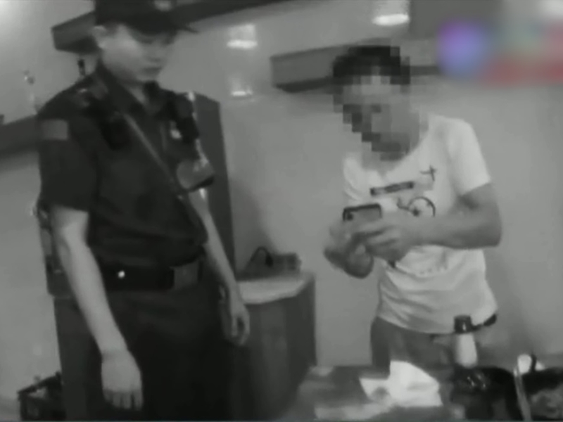 杭州一名男子時常在喝醉後胡亂報警,為的是想「找人說話」發洩情緒。影片截圖