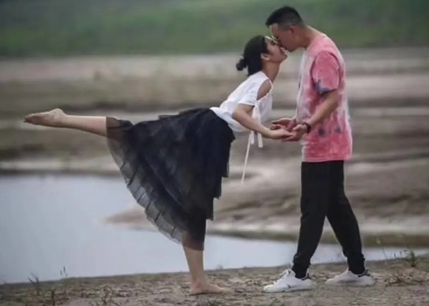 武漢記者沙灘拍下情侶接吻照,意外揭發二人婚外情。(網圖)