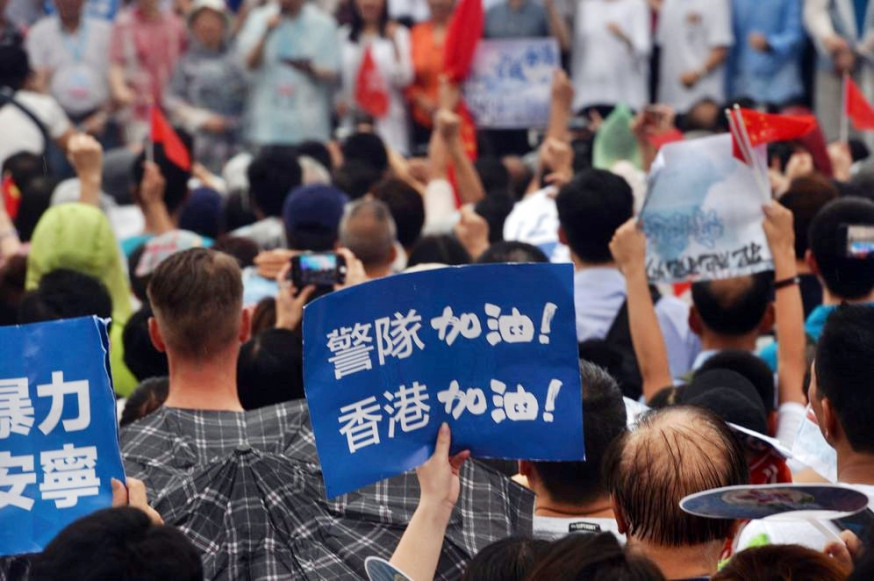 建制派「守護香港大聯盟」昨午於金鐘添馬公園舉行「反暴力 救香港」集會。