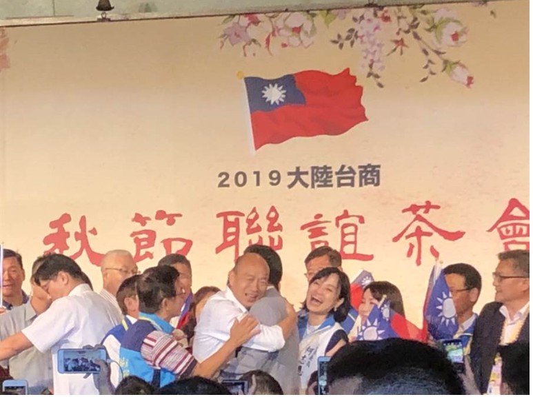 馬英九致辭前與韓國瑜擁抱。