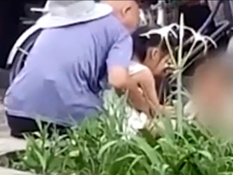 廣西一名94歲老人當街猥褻一名女童。影片截圖