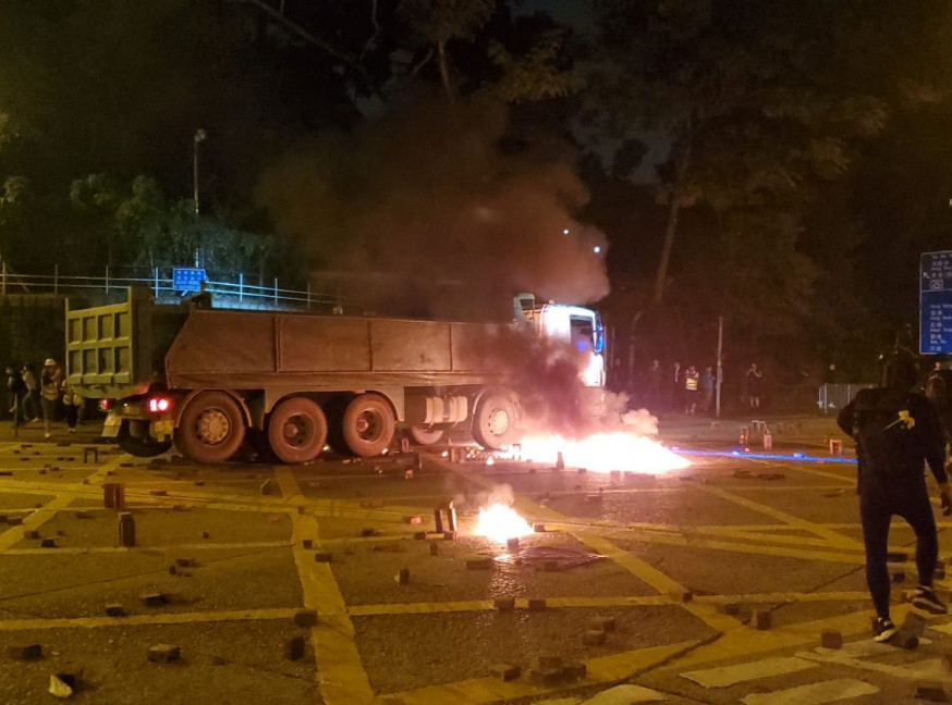 【大三罷】泥頭車紅磡衝路障被擲汽油彈 車身帆布一度起火