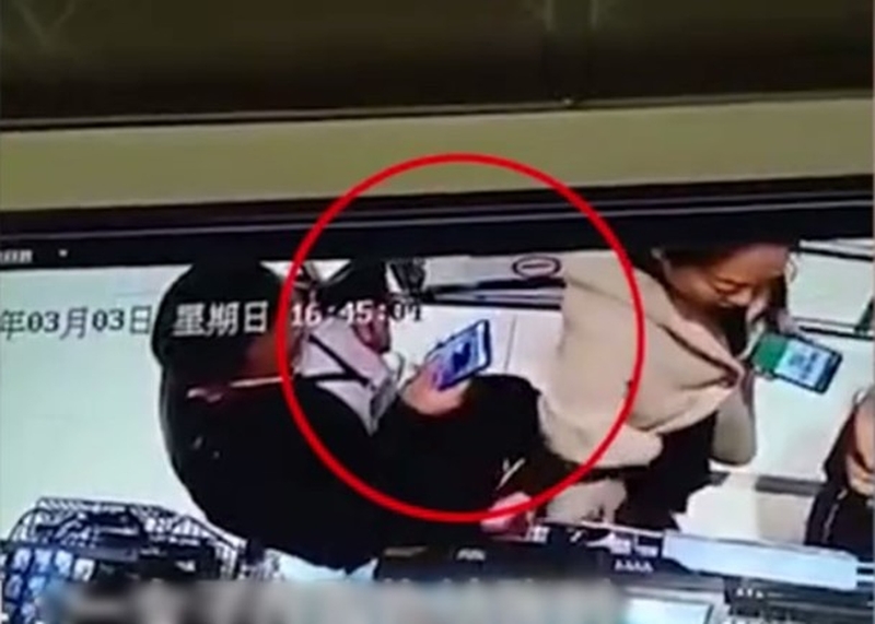 女子排隊結帳時手機上的二維碼,被身後男子盜刷了800元人民幣。(網圖)