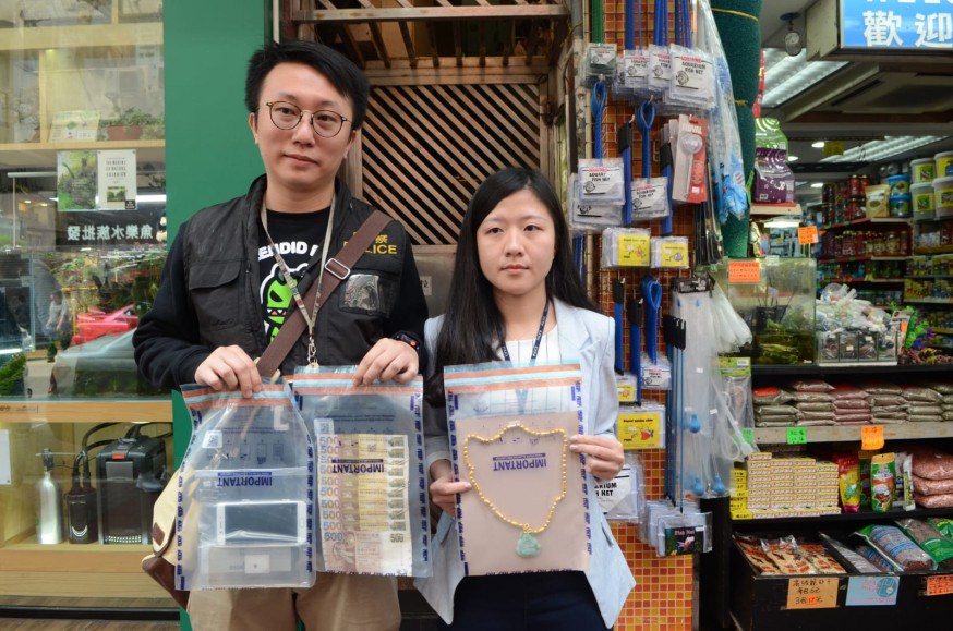 警方展示起回的失物,右為高級督察陳穎。 歐陽偉光攝
