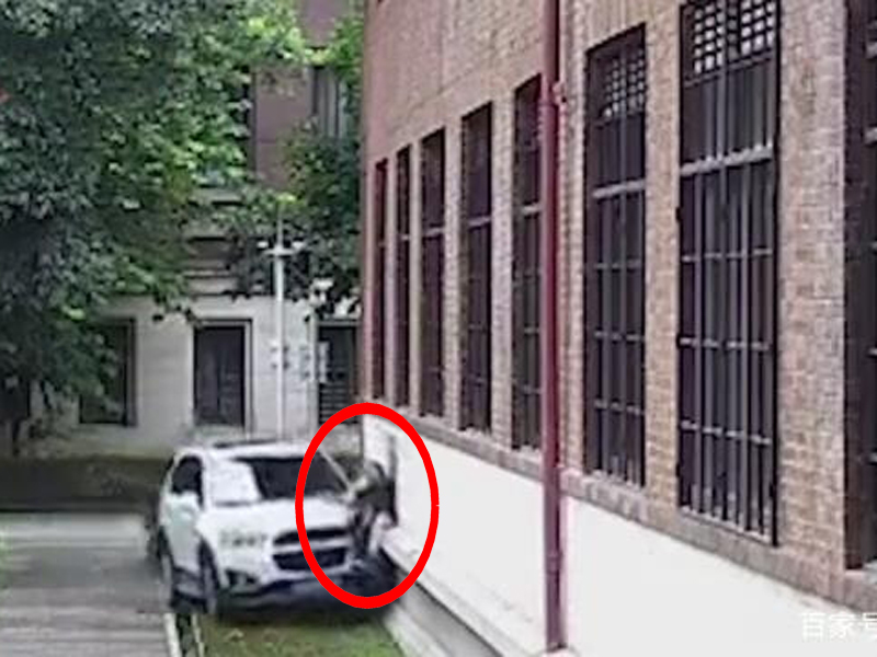 廣州37歲男子因糾紛故意開車撞人,直接把對方撞到牆上。(網圖)