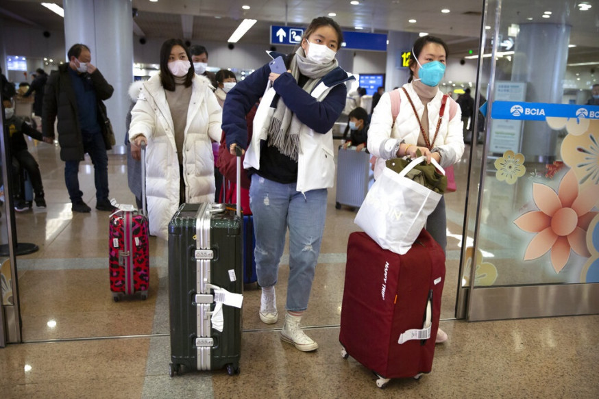 內地旅客佩戴口罩。AP圖片