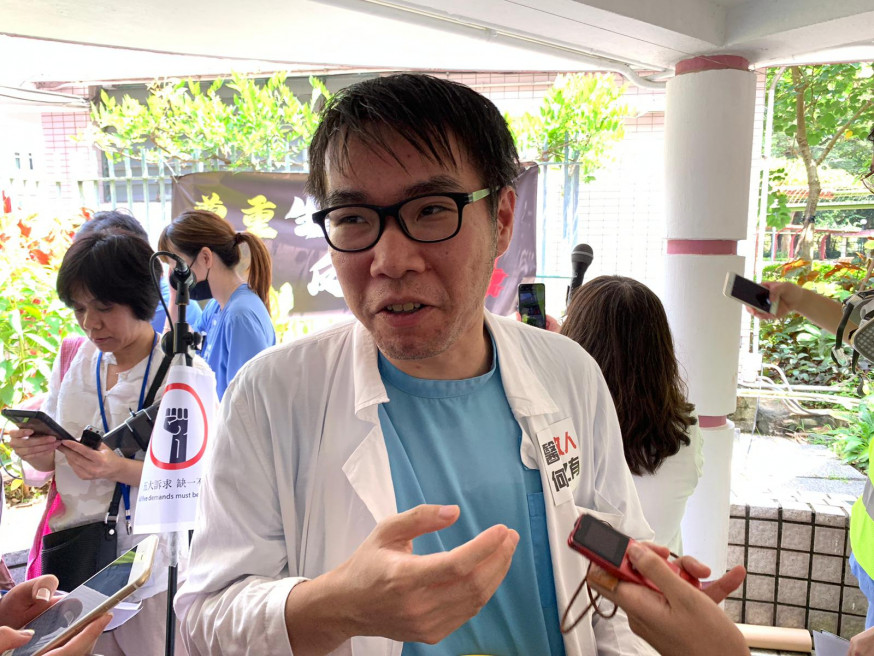 翁醫生指,得知不少年輕醫護人員希望發起集會,但怕申請場地時會被抽後算賬,因此便帶頭向院長申請場地。