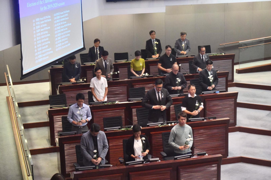 立法會議員默哀悼念周梓樂。