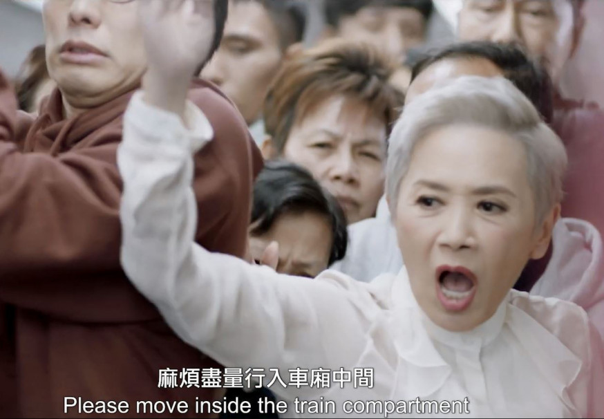 有大批乘客只願站在車門附近,不願走入車廂中間。 運輸署短片截圖