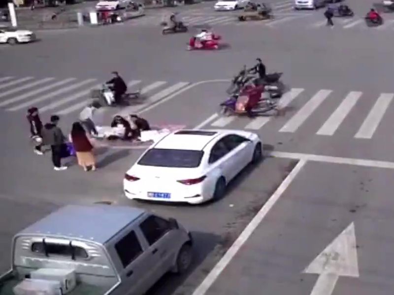 一對情侶竟躺在車水馬龍的大馬路上拍起婚妙照,他們旁若無人的大擺POSE,讓路過的人車都看得目瞪口呆。(網圖)